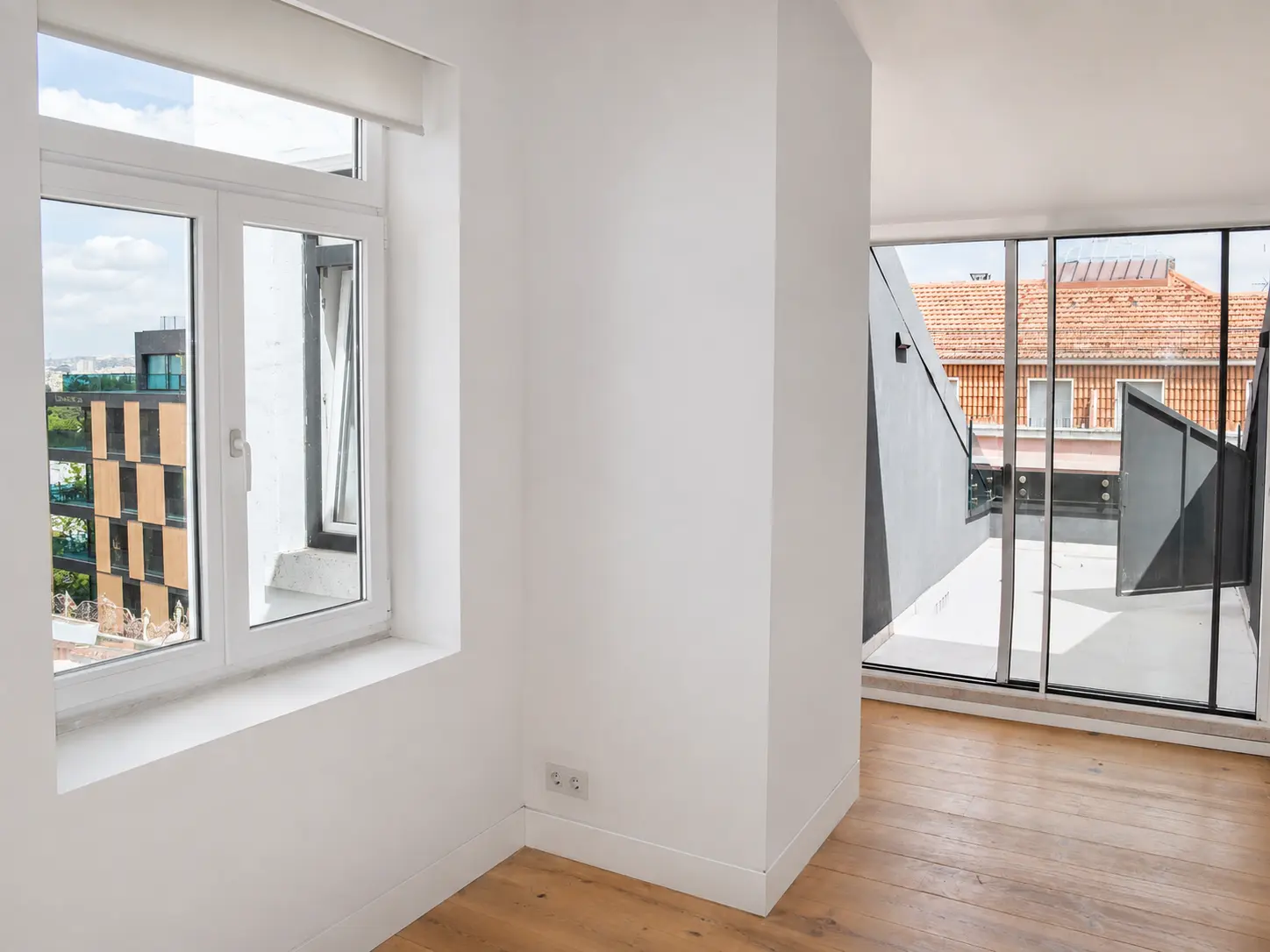 Quarto com porta de acesso ao terraço