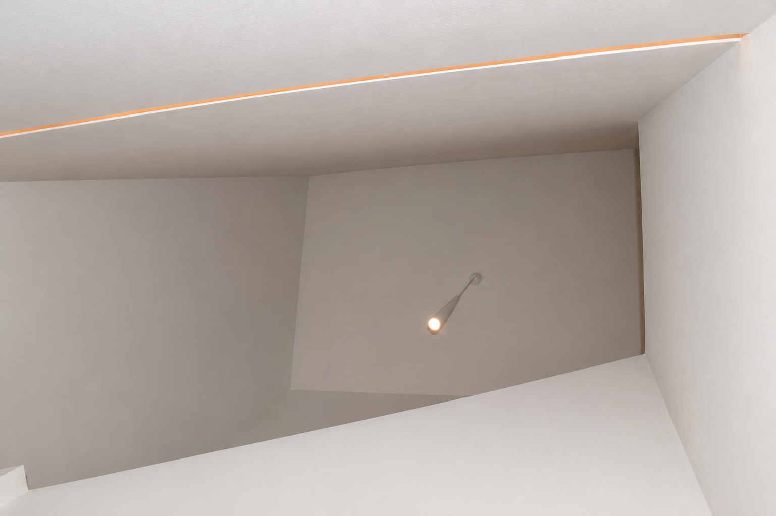 Escada com iluminação indireta integrada