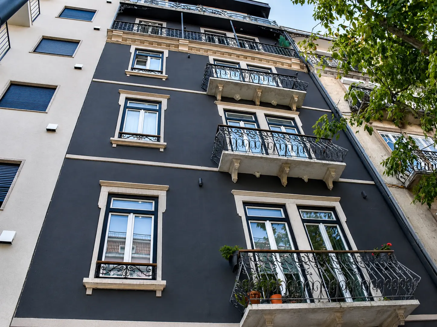Detalhe da fachada reabilitada do edifício