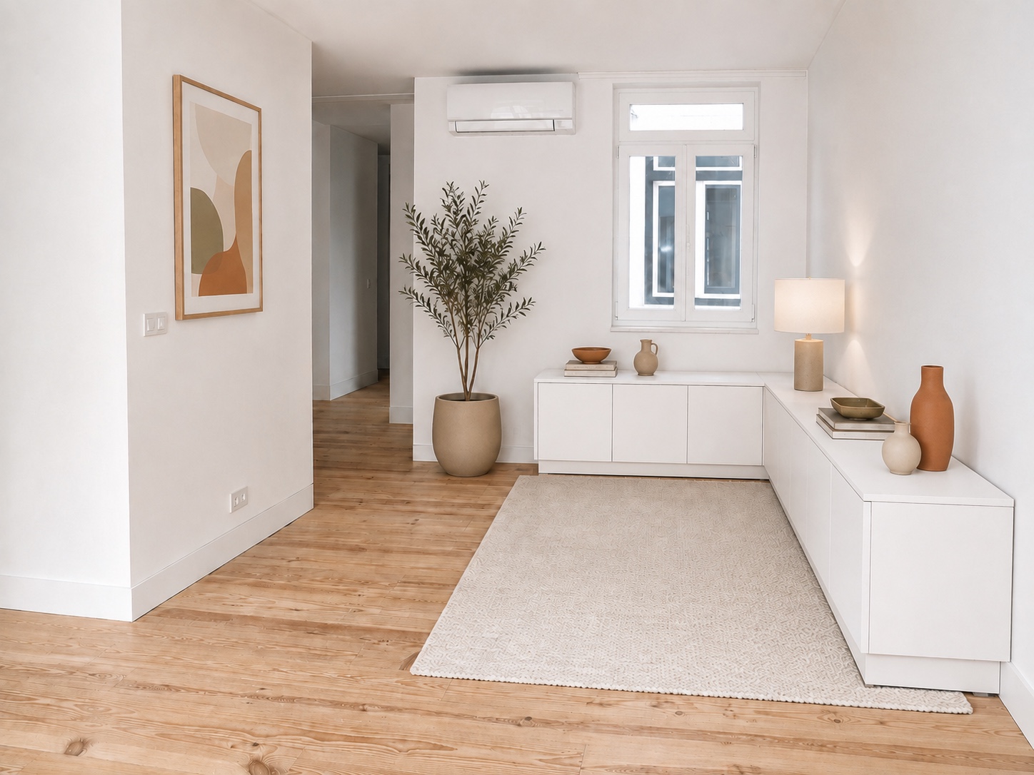 Hall interior com aparador e pavimento em madeira