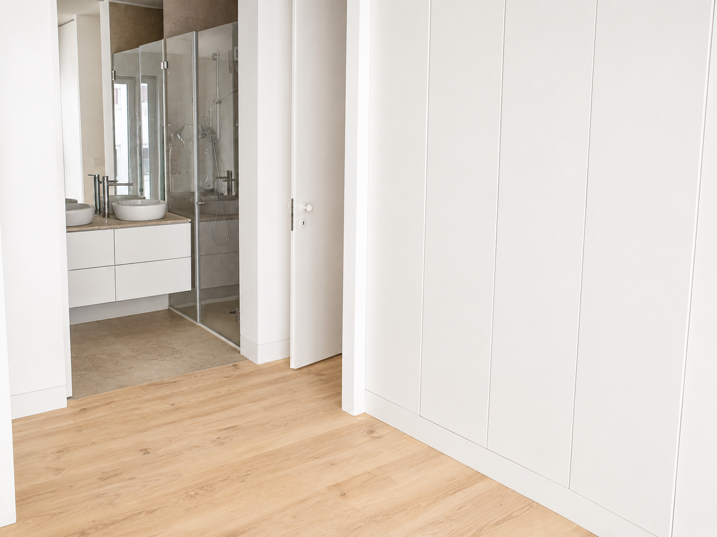 Suite com parede completa de roupeiros