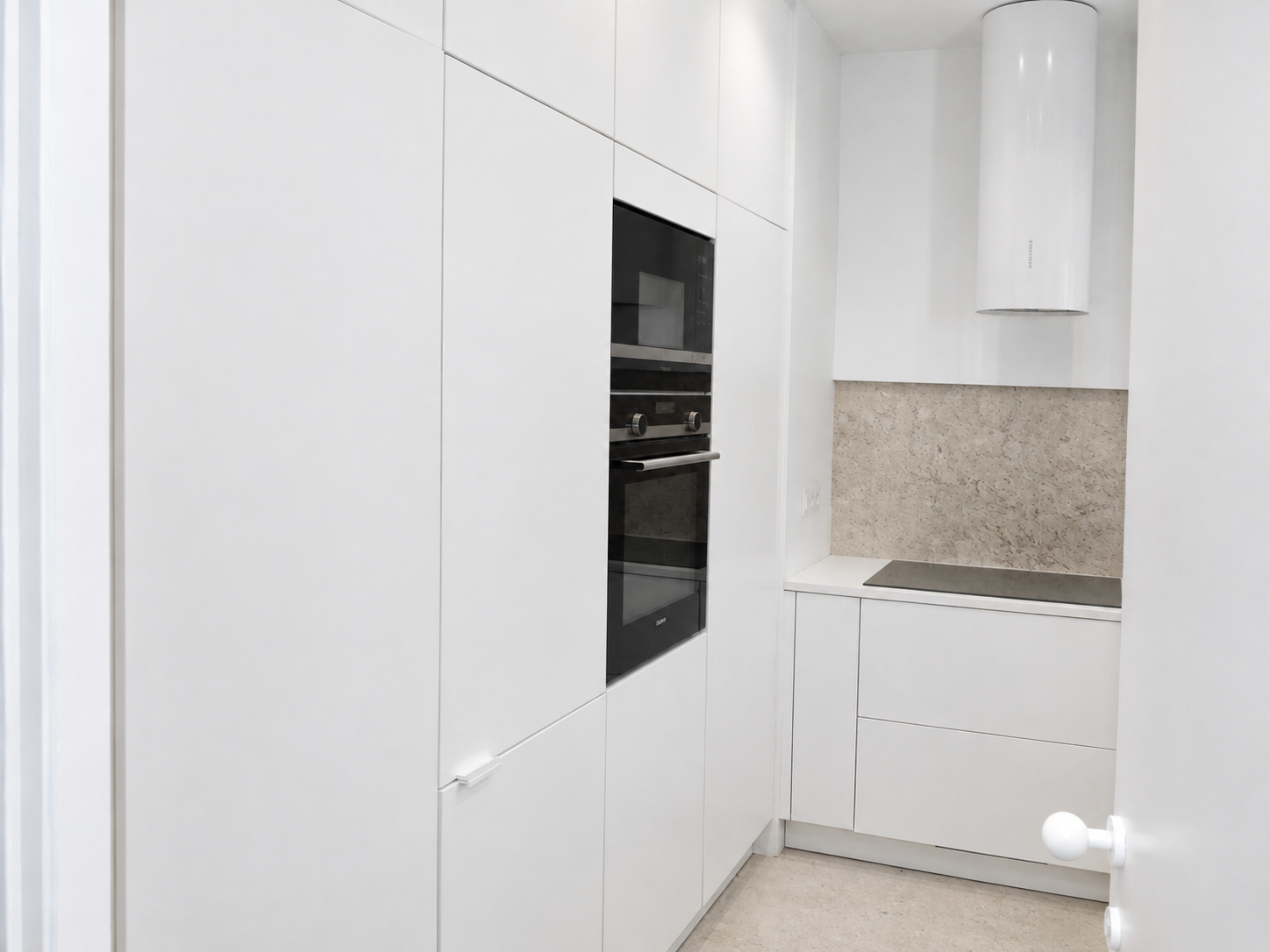 Cozinha equipada em branco com forno encastrado