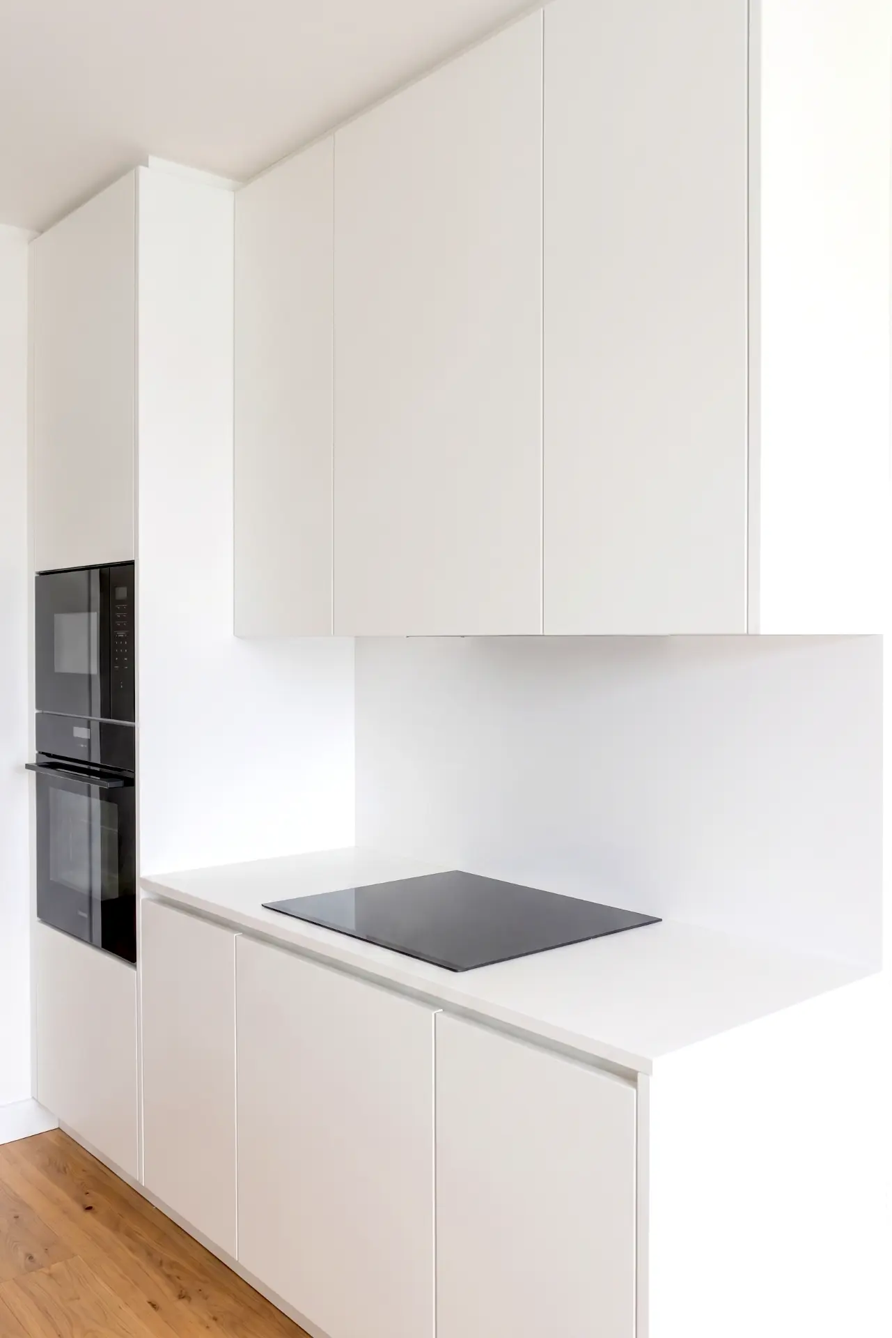 Cozinha em branco mate com forno e micro-ondas encastrados