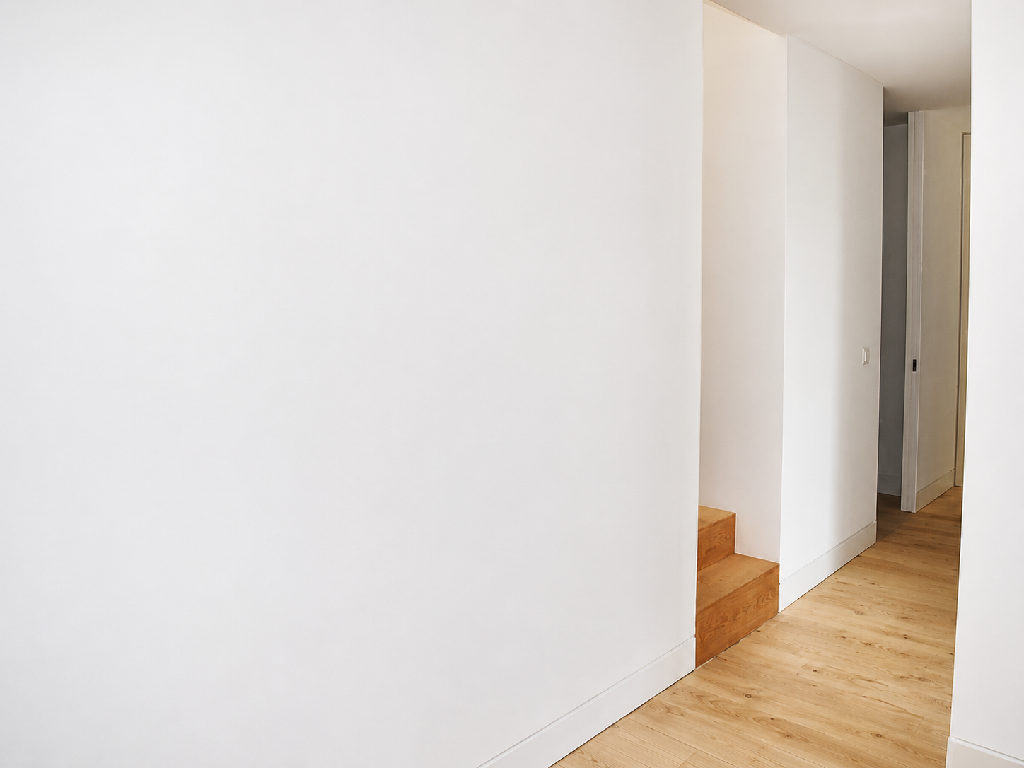 Corredor de distribuição com degraus interiores em madeira
