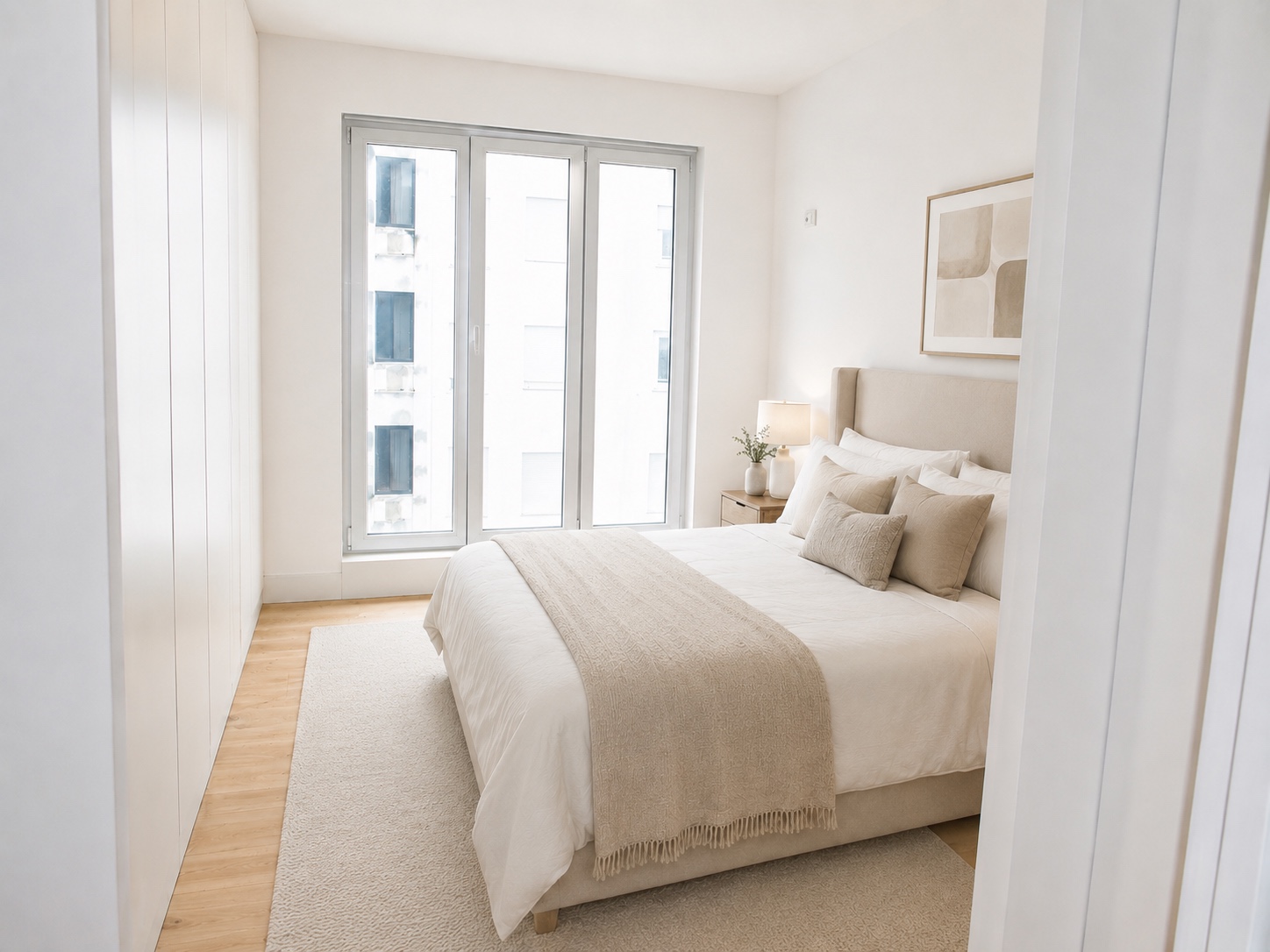 Quarto com janela e luz natural abundante
