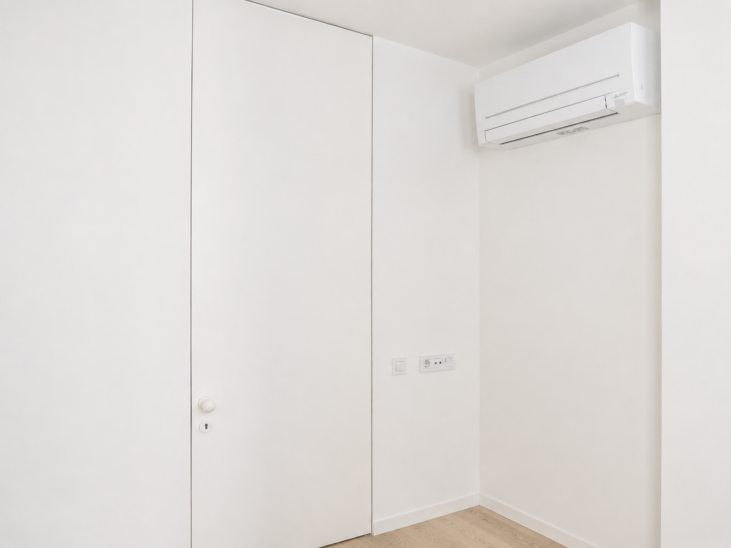 Segundo quarto com ar condicionado e paredes brancas