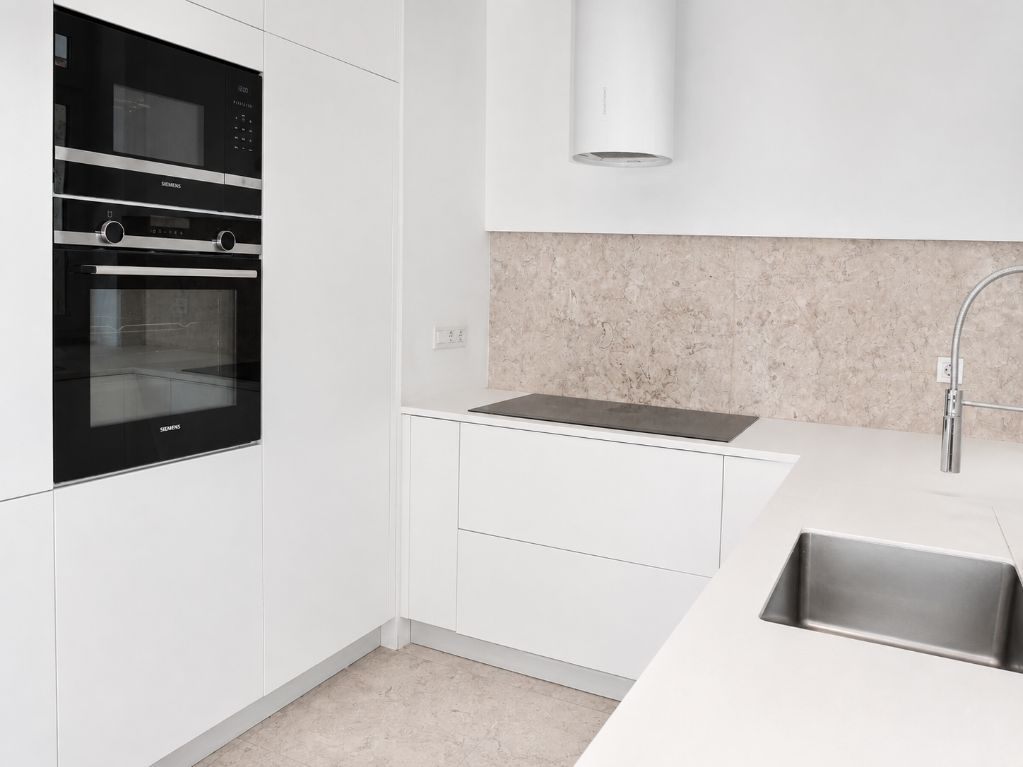 Cozinha com forno Siemens e armários até ao teto